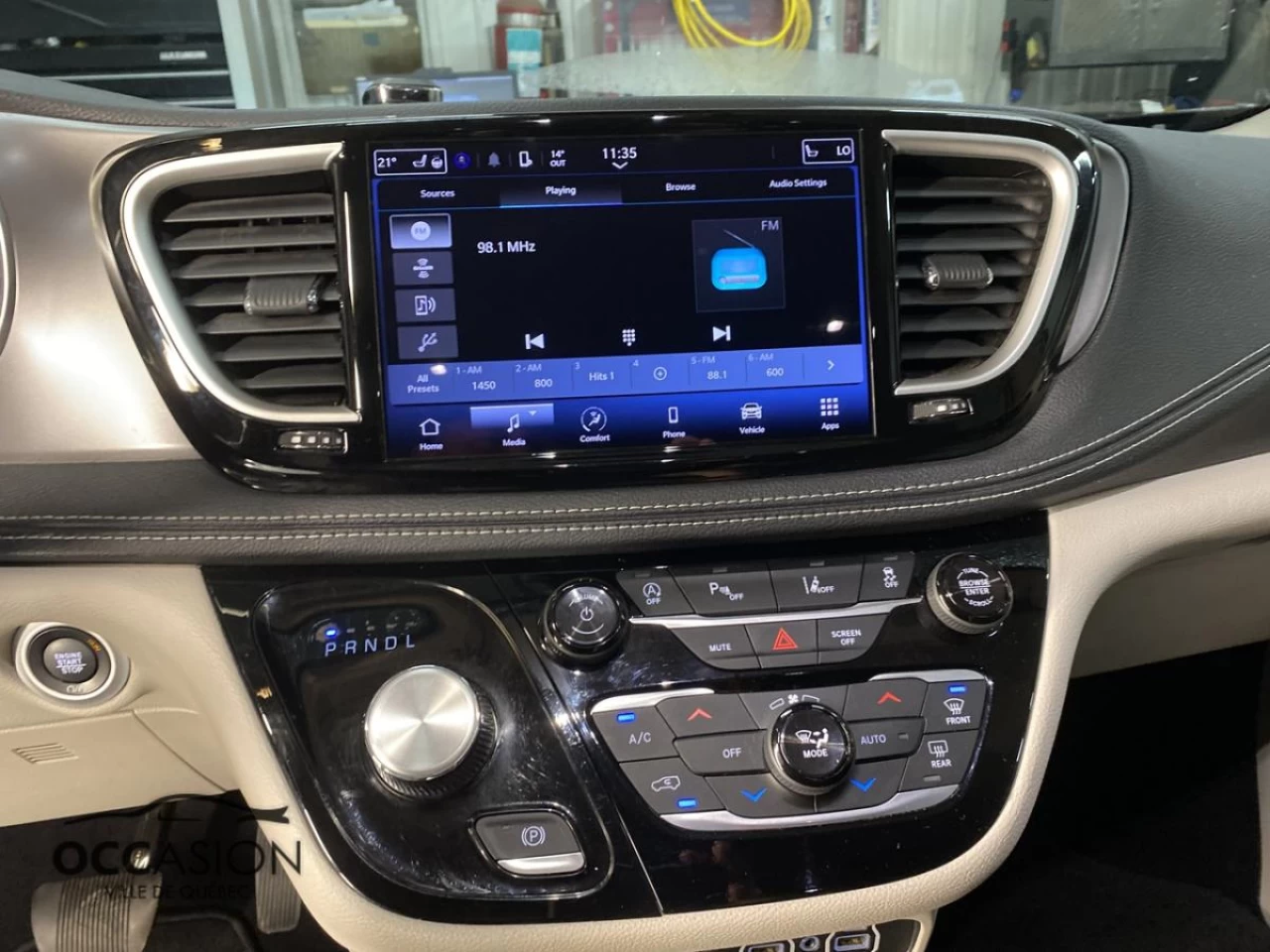 2023 Chrysler Pacifica Touring L FWD Main Image