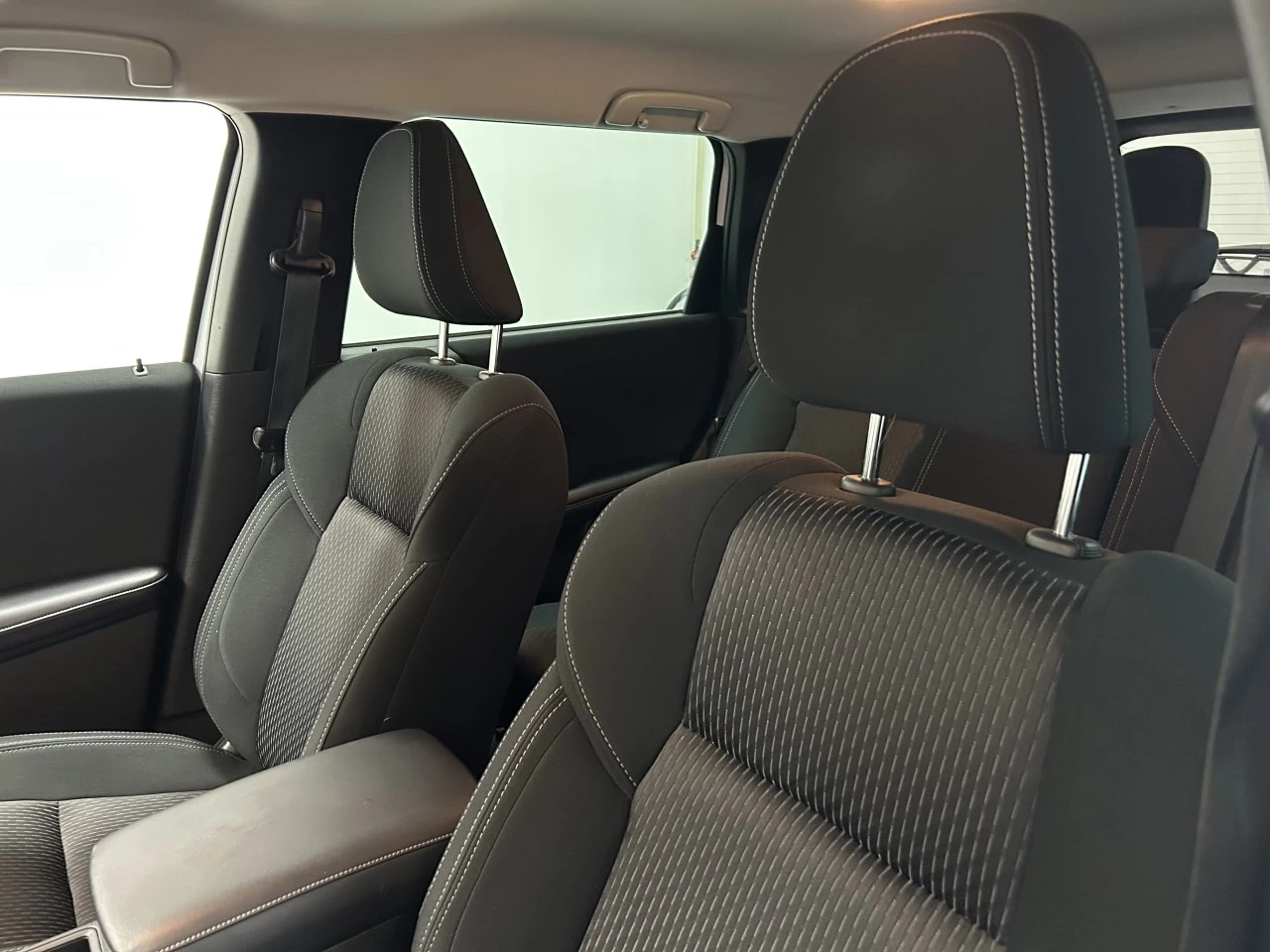2023 Mitsubishi Outlander ES Image principale