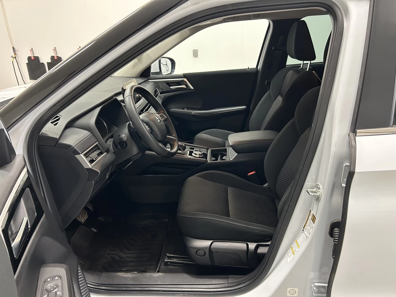 2023 Mitsubishi Outlander ES Image principale