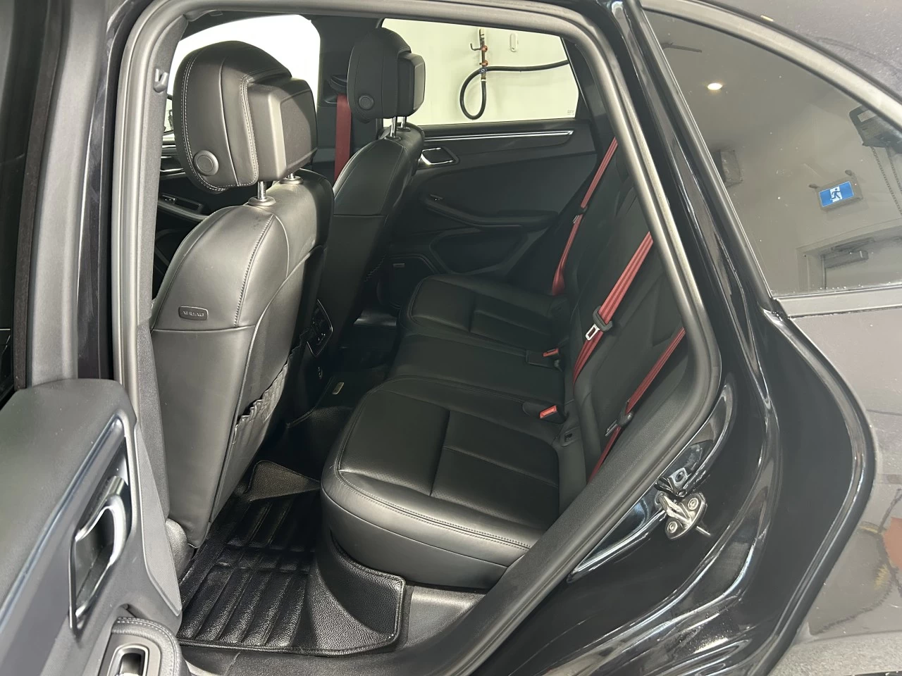 2021 Porsche Macan AWD Image principale