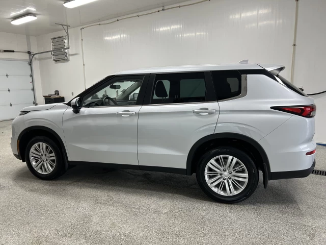 Mitsubishi Outlander ES 2023
