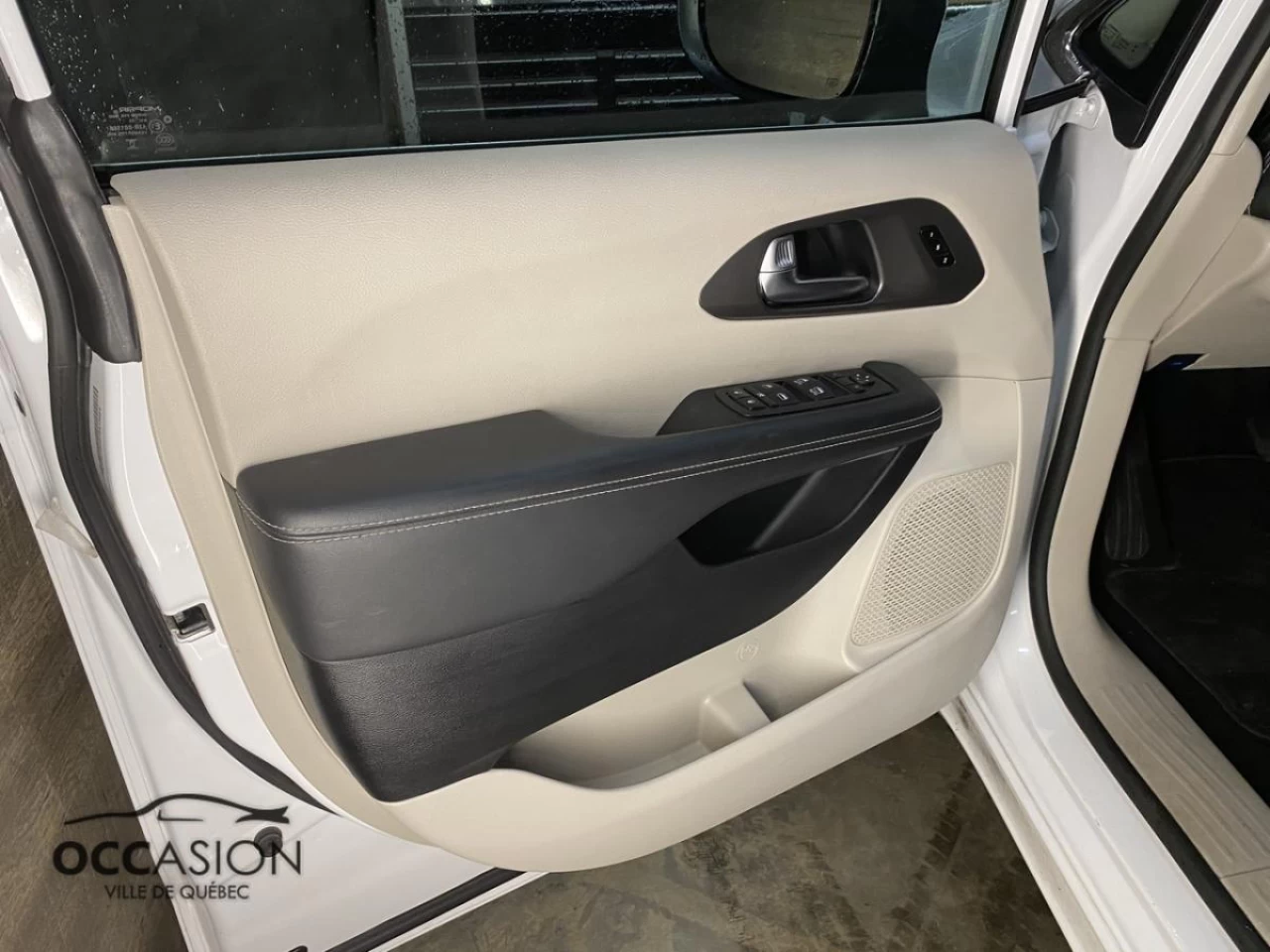 2023 Chrysler Pacifica Touring L FWD Main Image