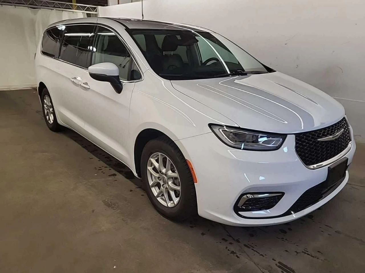 2023 Chrysler Pacifica Touring L FWD Main Image