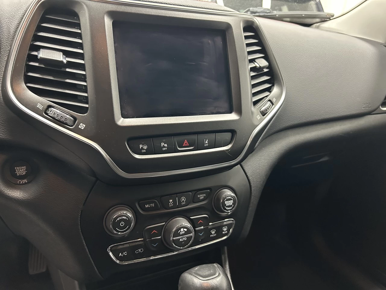 2023 Jeep Cherokee Trailhawk Main Image