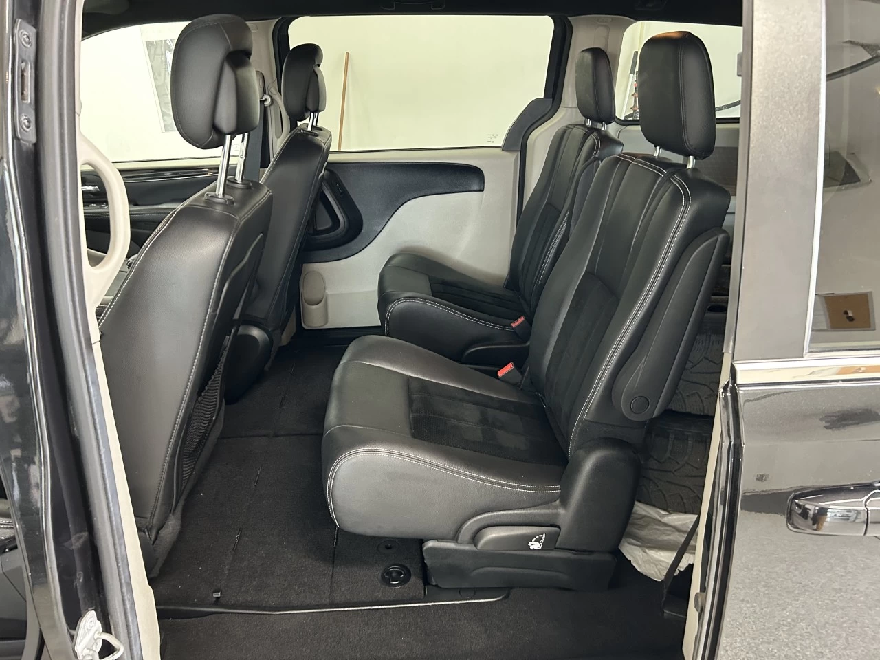 2016 Dodge Grand Caravan SXT Premium Plus Main Image
