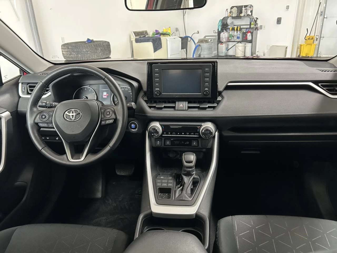 2020 Toyota RAV4 XLE Image principale