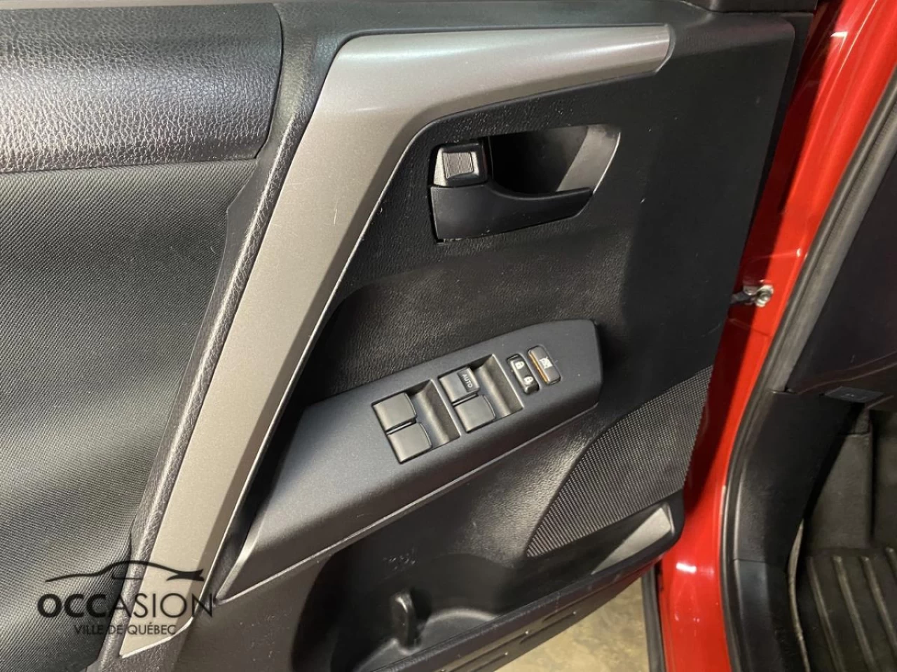 2017 Toyota RAV4 AWD 4dr LE Image principale