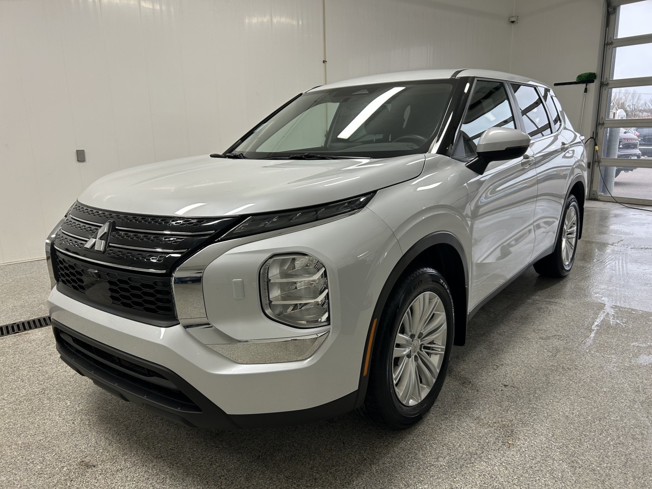 Mitsubishi 2023 Outlander ES